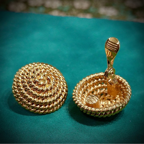 Vintage Signed Monet Golden Tone Clip-on Earrings very good pre-owned condition - Picture 6 of 8